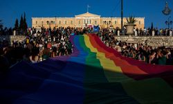 KUİR KIBRIS: Yunanistan, eşcinsel evliliği yasallaştırarak tarihi bir adım attı