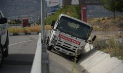 Girne-Lefkoşa anayolunda boş tüp yüklü kamyonet devrild: Sürücü yaralandı