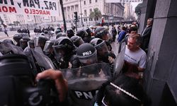 Arjantin’de reform paketini protesto edenlerle polis arasında çatışma yaşandı