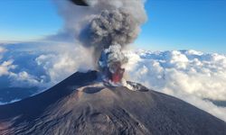 İtalya'da Etna Yanardağı yeniden kül ve lav püskürttü