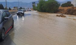 Girne-Lefkoşa ana yolunda trafik biriken yağmur suları nedeniyle tek şeritten sağlanıyor