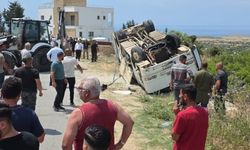 YENİERENKÖY'DE KAZA! ÖĞRENCİ SERVİSİ DEVRİLDİ: ÇOK SAYIDA KİŞİ YARALANDI