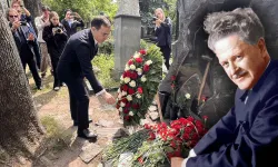 Nazım Hikmet, ölümünün 62. yılında Moskova’daki mezarı başında anıldı