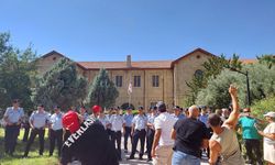 KOOP-SEN eylemi Başbakan Yardımcılığı önünde devam etti… Güröz: “Ne haklarımızı, ne de arkadaşlarımızı feda ederiz”