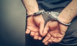 Sarhoş olup polisi darp eden, bıçak sallayan ve rahatsızlık veren 3 kişi suçüstü tutuklandı
