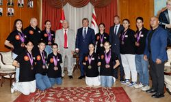 BAŞBAKAN ÜNAL ÜSTEL, KKTC TAEKWONDO MİLLİ TAKIMINI KABUL ETTİ