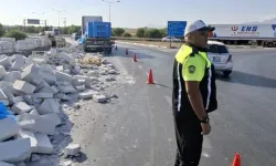 Gazimağusa-Lefkoşa Anayolu’nda TIR devrildi