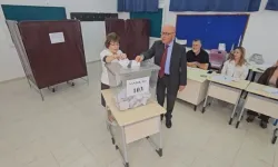 2'nci Cumhurbaşkanı Mehmet Ali Talat, oyunu kullandı