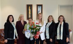 Nilden Bektaş Erhürman, Alsancak Mare E Monte Yardım Derneği başkanı ve yönetim kurulu üyeleri ile görüştü