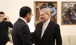 AB Temsilcisi Hahn, Nikos Hristodulidis ile görüştü: Masaya dönüş mutlak öncelik değil