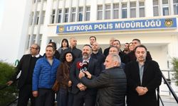 Kamuda örgütlü 5 sendika Lefkoşa Polis Müdürlüğü önünde açıklama yaptı
