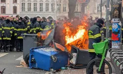 Fransa’da çalışma koşullarını protesto eden itfaiyeciler ile polis arasında arbede: Personel eksikliği krize dönüştü