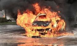 Ziyamet-boltaşlı kavşağında seyir halindeki araç alev aldı