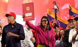 Chávez’in uğruna darbeye göğüs gerdiği petrol yasası rafa kalktı: Venezuela’da sömürgeleştirme süreci