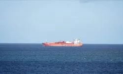 Hürmüz Boğazı'ndan İran'a ait olmayan ilk ham petrol tankeri geçti