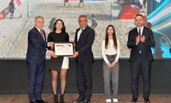 Erhürman, Milli Badminton oyuncusu Nehir Deniz için düzenlenen törene katıldı