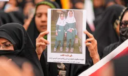 İran Kızılayı: Okul 40 dakika arayla iki kez bombalandı