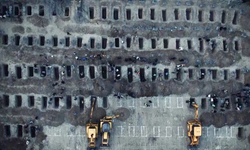 İsrail'in okul saldırısında ölen 160'tan fazla çocuk yan yana defnedilecek