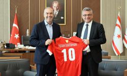 Cumhurbaşkanı Tufan Erhürman, KTFF başkanı ve yönetim kurulu üyelerini kabul etti