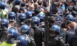 Meclis önünde tansiyon düşmüyor: Eylemciler yeniden barikatlara yöneldi