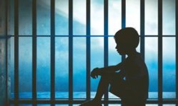 İsveç’te ağır suç işleyen çocuklar için hapis yaşı 13’e düşürülecek