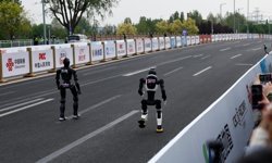 Çin'de insansı robotlar yarı maraton dünya rekorunu kırdı