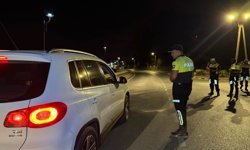 Trafik denetimlerinde 308 sürücü rapor edildi, 2 sürücü tutuklandı