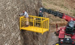 Gazimağusa Belediyesi, surlarda temizlik çalışmalarına başladı