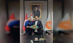 Burak Mataracı, WBC Kemerini Nahit Öncü'ye takdim etti