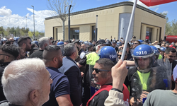 Greve giden kamuda örgütlü sendikalar, Meclis önünde eylemde