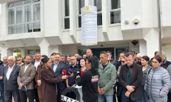 Sendikalardan KTTO Önünde Siyah Çelenkli Protesto: "Çiçek Değil, Adalet İstiyoruz!"