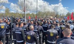 Meclis önünde tansiyon yükseldi: Barikatlar kırıldı, güvenlik alarmda