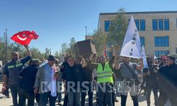 Meclis’te sembolik eylem: Hükümetin tabutu kaldırıldı