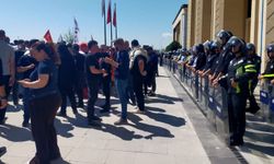 Eylemciler barikatı aştı, polis müdahale etmedi