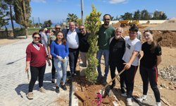 Erenköy-Karpaz Belediye Başkanı Bakırcı, öğrencilerle fidan dikti