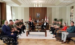 Erhürman, Vakıflar Tekerlekli Sandalye Basketbol Takımı’nı kabul etti