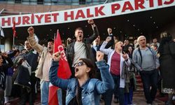 Partililer, CHP Genel Merkezi önünde toplandı