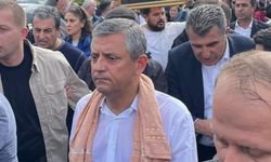 SON DAKİKA | CHP Genel Merkezi’nden ayrılan Özgür Özel, TBMM’ye yürüyor.