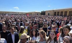 CHP Genel Başkanı Özgür Özel, on binlerce kişiyle beraber Anıtkabir'de