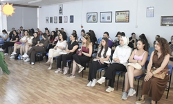 DAÜ'de okul öncesi öğretmen adaylarından dönem sonuna müzikli final