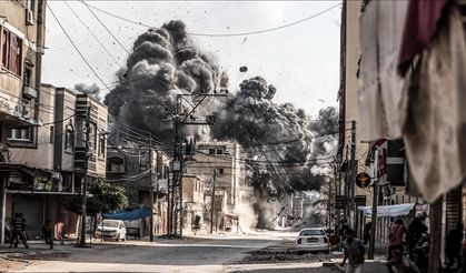 İsrail'in Gazze'de iki evi bombalaması sonucu 10 Filistinli hayatını kaybetti