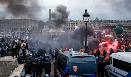 Fransa'da kemer sıkma politikalarına karşı yüz binler sokakta