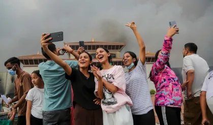 Z kuşağı Nepal'de iktidarı devirdi