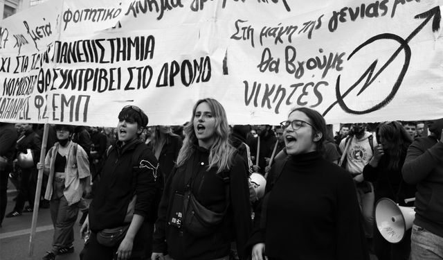 Yunanistan'da özel üniversitelerin açılması planına karşı düzenlenen eylemde 8 kişi yaralandı