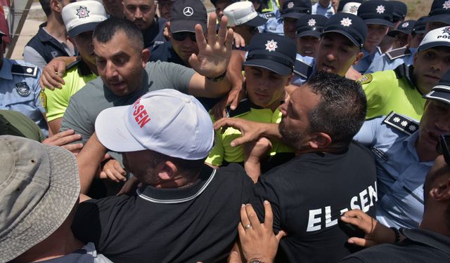 El-Sen, Ercan'ın elektrik borcundan dolayı elektriğini kesmeye gitti, Polis engel oldu