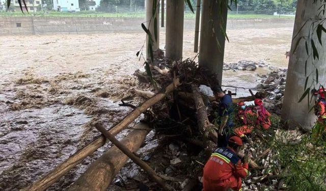 Çin'de şiddetli yağış nedeniyle köprünün çökmesi sonucu 11 kişi öldü