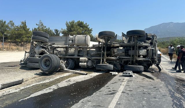 Girne-Değirmenlik ana yolunda beton mikseri devrildi, 1 yaralı