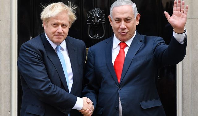 Johnson: Netanyahu banyoma dinleme cihazı yerleştirdi