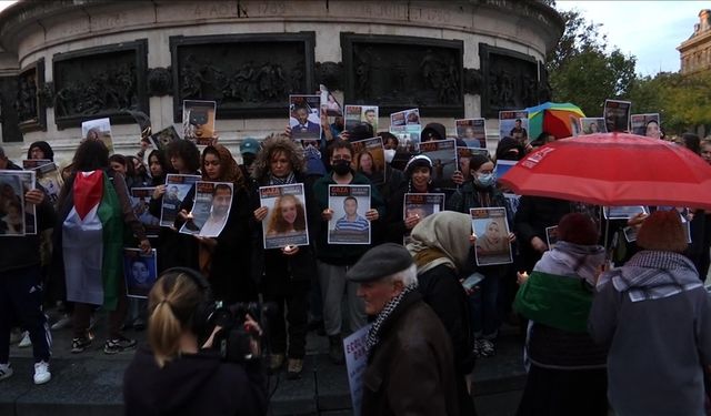 Paris'te Filistin destekçisi kadın hakları savunucuları İsrail'e silah ambargosu uygulanması için yürüdü