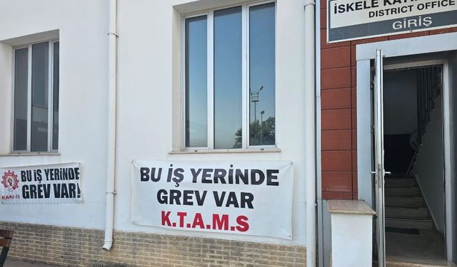 3 sendika İskele Kaza Tapu Amirliğinde uyarı grevi yaptı